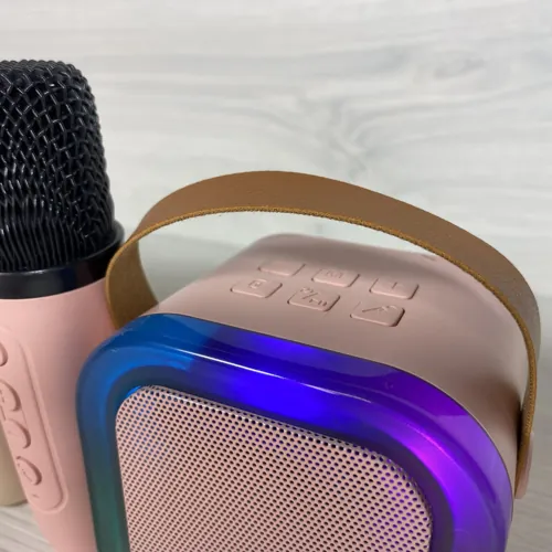 Шкіряний ремінець та RGB-підсвітка колонки крупним планом
